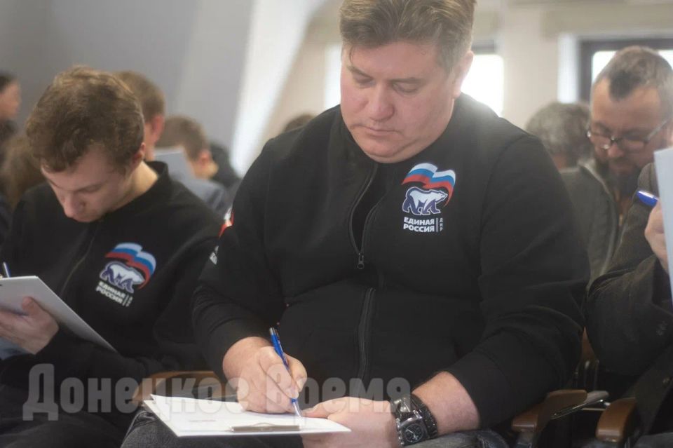 Для укрепления дружбы и единства народов: жители ДНР приняли участие в акции «Россия — семья семей» Для укрепления дружбы и единства народов: жители ДНР приняли участие в акции «Россия — семья семей»