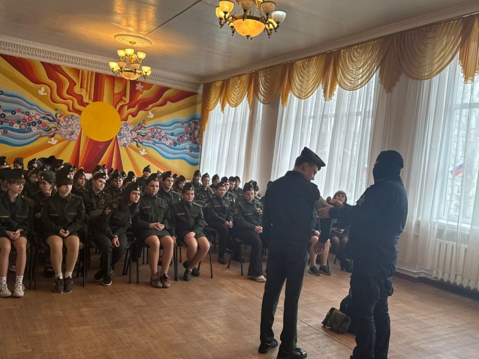 В школе Ждановки прошло мероприятие к Дню войск Национальной гвардии Российской Федерации В школе Ждановки прошло мероприятие к Дню войск Национальной гвардии Российской Федерации