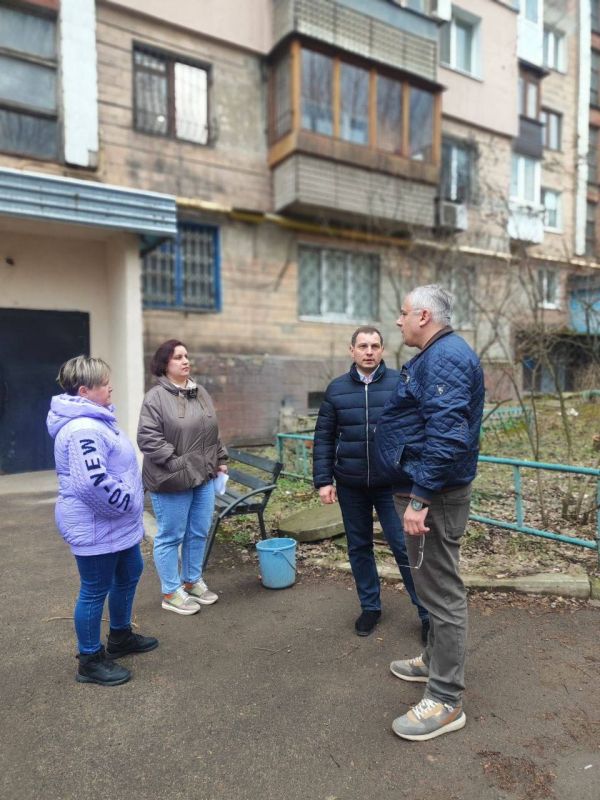 Сегодня 18 марта первый заместитель руководителя Управы Ворошиловского внутригородского района Евтеев Андрей совместно с депутатом Донецкого городского Совета Ткаченко Сергеем провели встречу с населением Сегодня 18 марта первый заместитель руководителя Управы Ворошиловского внутригородского района Евтеев Андрей совместно с депутатом Донецкого городского Совета Ткаченко Сергеем провели встречу с населением
