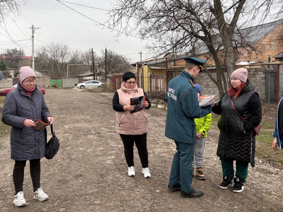 Продолжаются сходы с жителями Ленинского района города Донецка Продолжаются сходы с жителями Ленинского района города Донецка