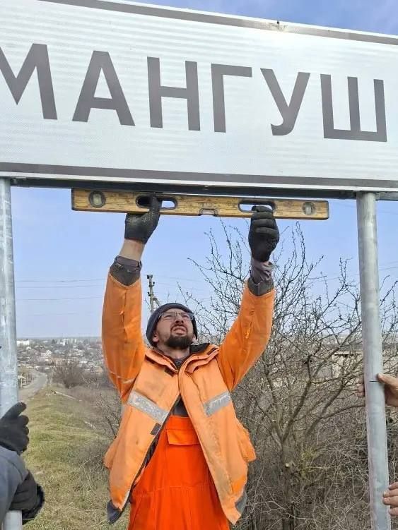 Продолжаем обновлять элементы дорожной инфраструктуры на дорогах общего пользования и убедительно просим водителей соблюдать требования дорожных знаков! Продолжаем обновлять элементы дорожной инфраструктуры на дорогах общего пользования и убедительно просим водителей соблюдать требования дорожных знаков!
