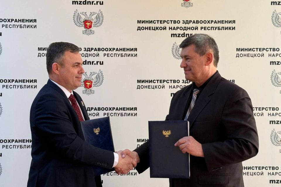 Подписал Отраслевое соглашение с Донецкой республиканской организацией Профсоюза работников здравоохранения РФ Подписал Отраслевое соглашение с Донецкой республиканской организацией Профсоюза работников здравоохранения РФ