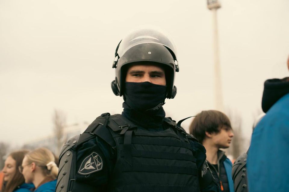 «НАШ!»: Молодежь ДНР провела масштабный флешмоб к годовщине воссоединения Крыма с Россией «НАШ!»: Молодежь ДНР провела масштабный флешмоб к годовщине воссоединения Крыма с Россией