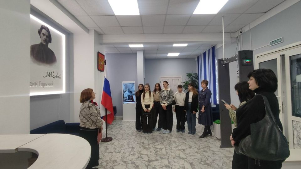 Сегодня гостями Центральной городской библиотеки им. М. Горького, оснащённой в рамках национального проекта «Крепкая семья», стали обучающиеся ГБОУ «Средняя школа №12 г.о. Макеевка» Сегодня гостями Центральной городской библиотеки им. М. Горького, оснащённой в рамках национального проекта «Крепкая семья», стали обучающиеся ГБОУ «Средняя школа №12 г.о. Макеевка»
