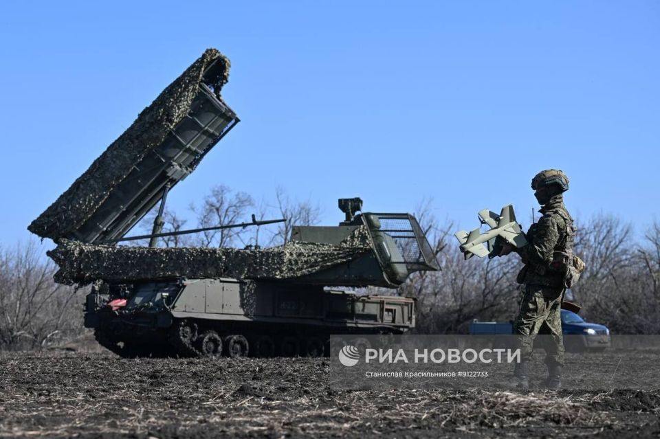 Кадры боевой работы расчёта ЗРК 9K317M «Бук-M3» группировки войск «Центр» на Добропольском направлении Кадры боевой работы расчёта ЗРК 9K317M «Бук-M3» группировки войск «Центр» на Добропольском направлении
