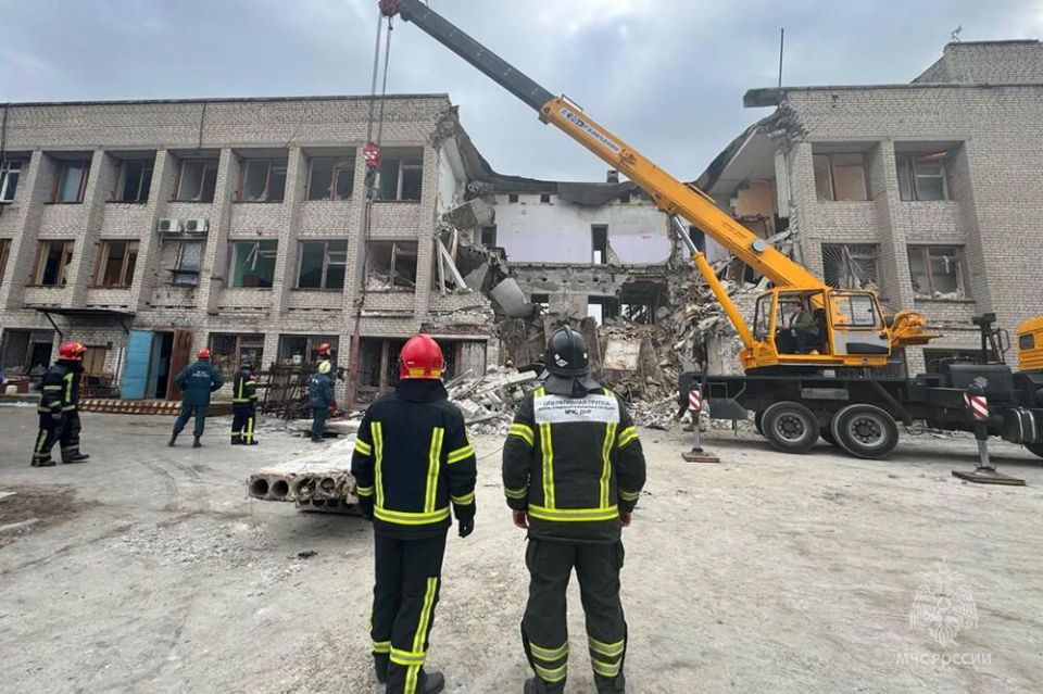 За оперативную организацию разбора завалов и ликвидацию последствий атаки на ОПС Мангуш со стороны Украины ГУП ДНР «ПОЧТА ДОНБАССА» БЛАГОДАРИТ: За оперативную организацию разбора завалов и ликвидацию последствий атаки на ОПС Мангуш со стороны Украины ГУП ДНР «ПОЧТА ДОНБАССА» БЛАГОДАРИТ: