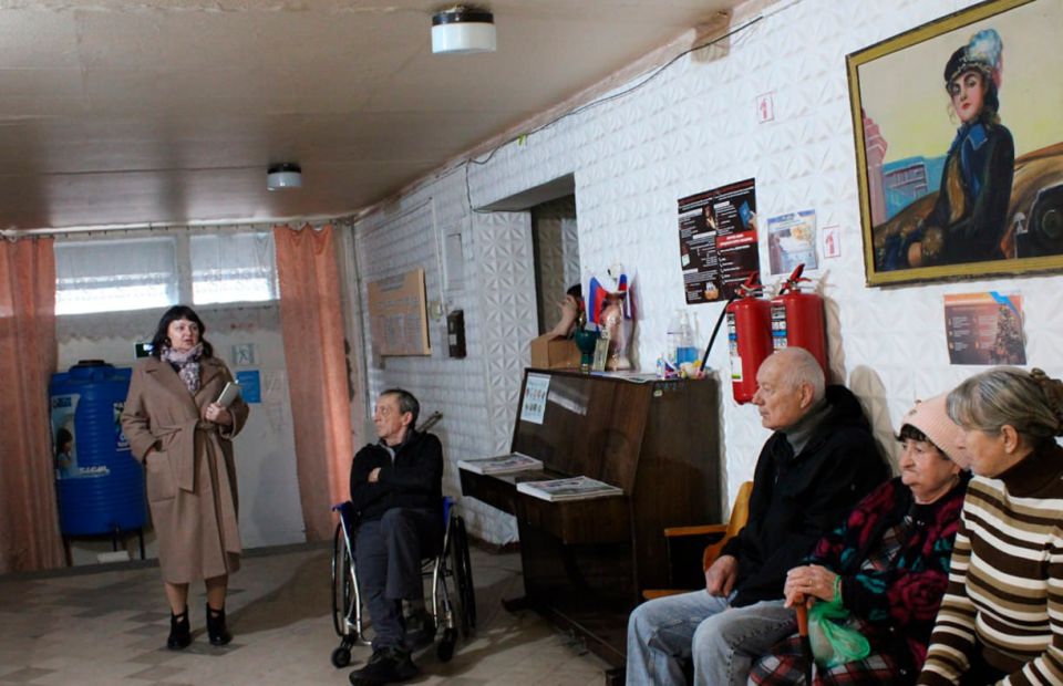 Сегодня в ПВР г. Енакиево заместитель главы Администрации округа Александр Грибанов провел встречу с эвакуированными гражданами Краснолиманщины Сегодня в ПВР г. Енакиево заместитель главы Администрации округа Александр Грибанов провел встречу с эвакуированными гражданами Краснолиманщины