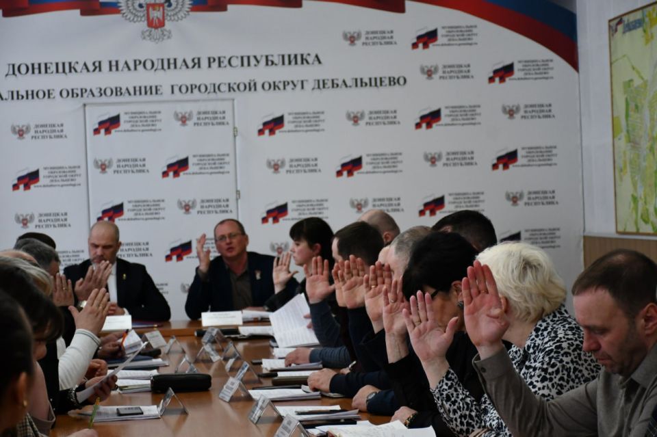Сегодня 19 марта 2026 года под председательством Сергея Шульженко состоялось 71-е очередное заседание Дебальцевского городского совета Сегодня 19 марта 2026 года под председательством Сергея Шульженко состоялось 71-е очередное заседание Дебальцевского городского совета