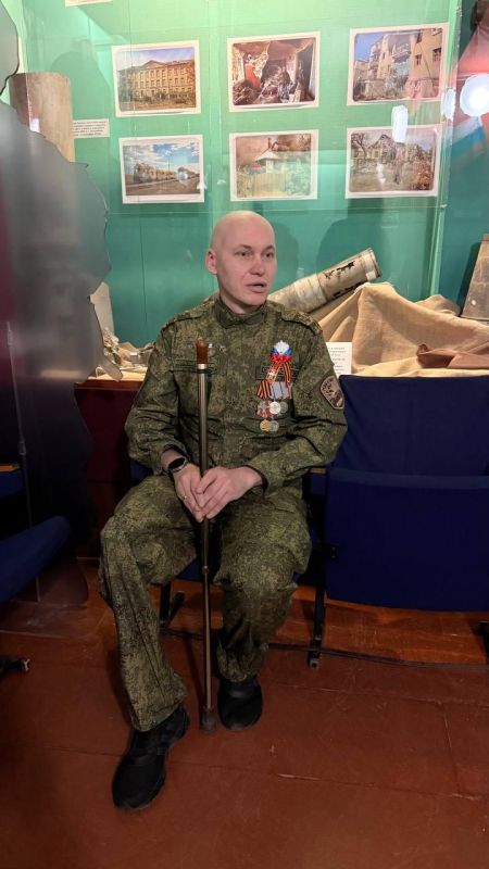 Ветеран-защитник Александр Смирнов провел урок мужества в Харцызске Ветеран-защитник Александр Смирнов провел урок мужества в Харцызске