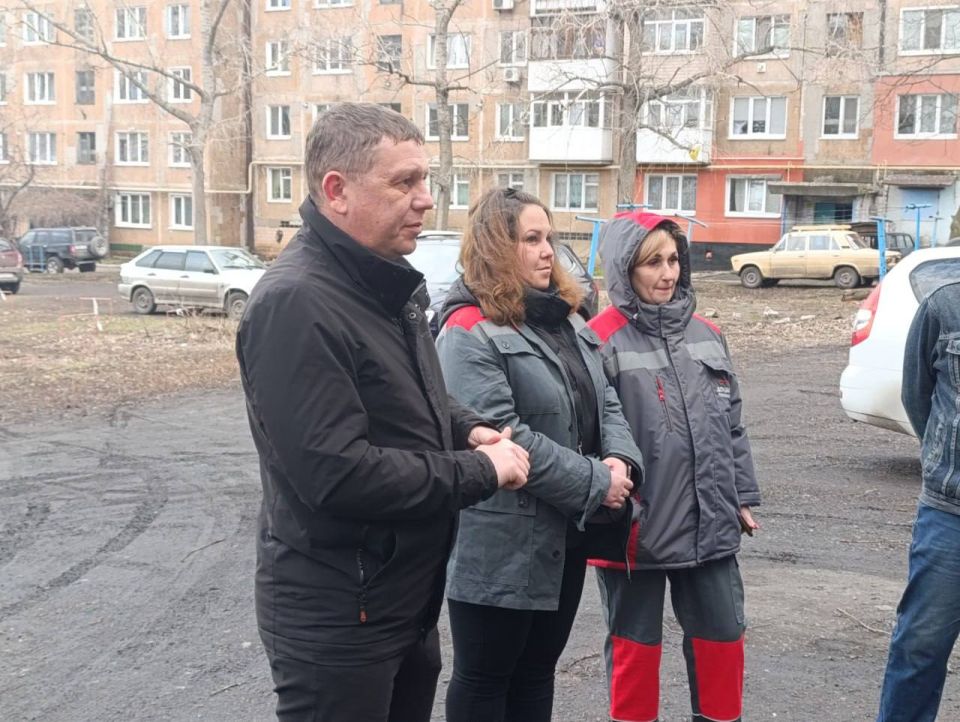По партпроекту Единой России "Донбасс - наш дом" замглавы администрации Снежного ответил на вопросы жителей пгт Северное По партпроекту Единой России "Донбасс - наш дом" замглавы администрации Снежного ответил на вопросы жителей пгт Северное