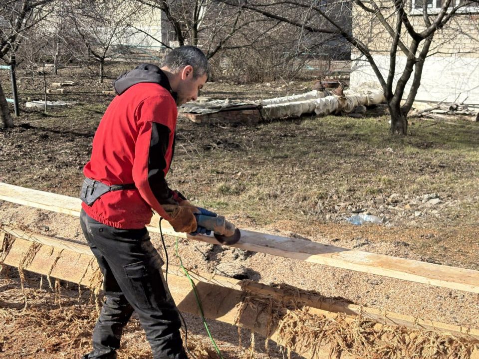Александр Шатов: Сахалинская область приступила к работам на кровле отделения хирургии шахтерской больницы Александр Шатов: Сахалинская область приступила к работам на кровле отделения хирургии шахтерской больницы