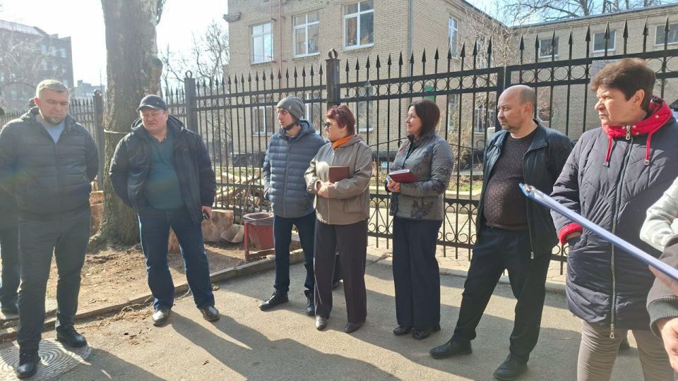 Валентин Левченко: В рамках партийного проекта «Управдом» совместно с первым заместителем Управы Киевского внутригородского района Вячеславом Лаврушко провели встречу с жителями дома 286 по улице Артёма Валентин Левченко: В рамках партийного проекта «Управдом» совместно с первым заместителем Управы Киевского внутригородского района Вячеславом Лаврушко провели встречу с жителями дома 286 по улице Артёма