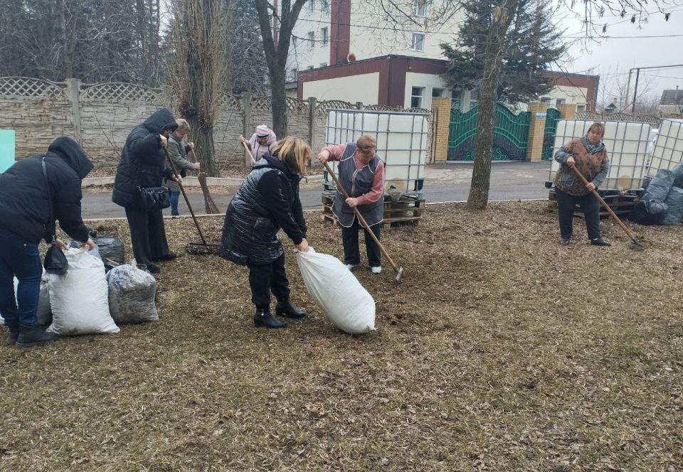Сегодня, 19 марта в Червоногвардейском районе продолжаются работы по уборке прилегающих территорий силами предприятий, учреждений и организаций в рамках партийного проекта Донбасс — наш дом» Единой России Сегодня, 19 марта в Червоногвардейском районе продолжаются работы по уборке прилегающих территорий силами предприятий, учреждений и организаций в рамках партийного проекта Донбасс — наш дом» Единой России