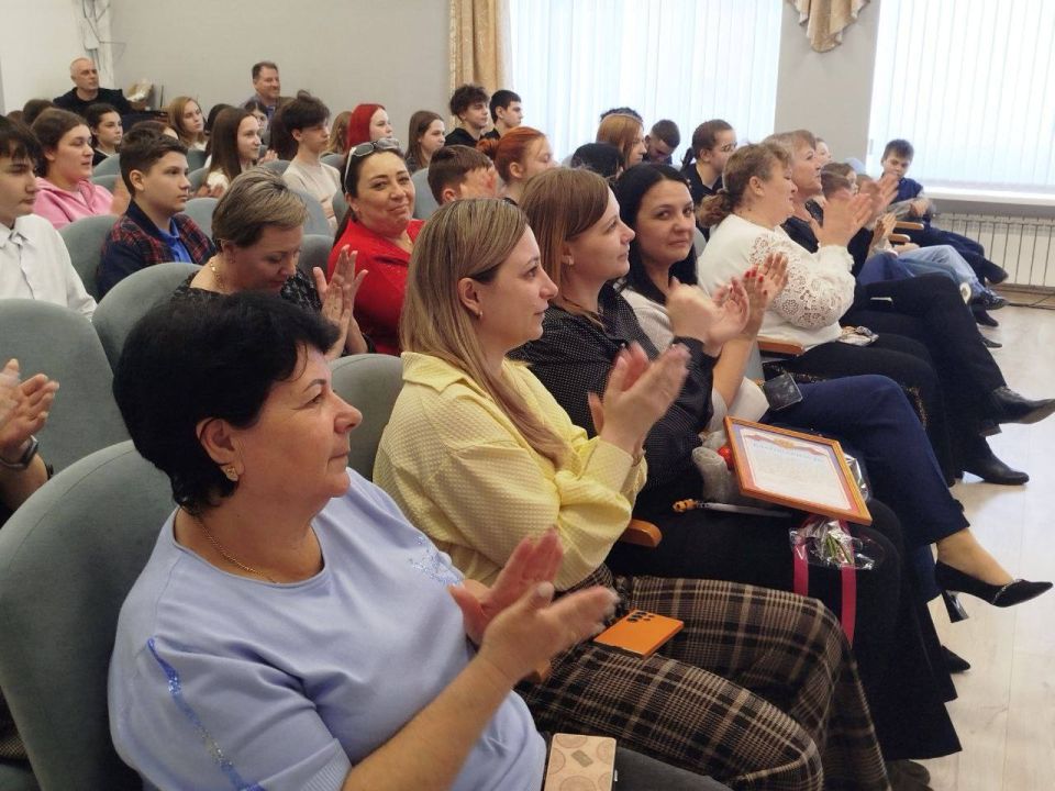 В Урзуфской школе состоялась незабываемая встреча с добровольцем отряда «БАРС-11» В Урзуфской школе состоялась незабываемая встреча с добровольцем отряда «БАРС-11»