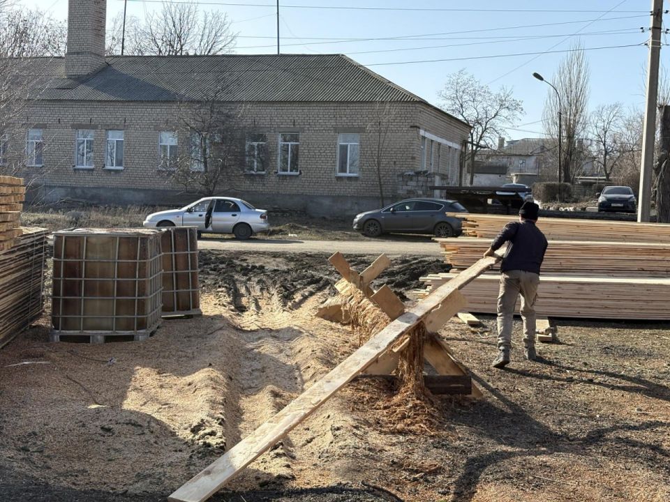 Александр Шатов: Сахалинская область приступила к работам на кровле отделения хирургии шахтерской больницы Александр Шатов: Сахалинская область приступила к работам на кровле отделения хирургии шахтерской больницы