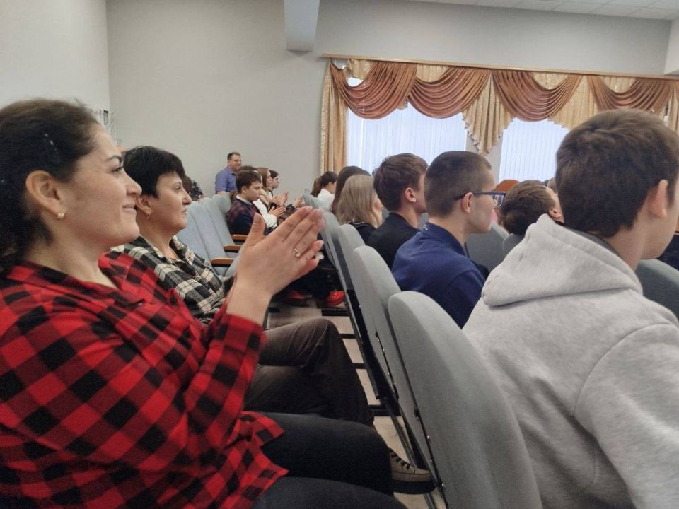 В Урзуфской школе состоялась незабываемая встреча с добровольцем отряда «БАРС-11» В Урзуфской школе состоялась незабываемая встреча с добровольцем отряда «БАРС-11»