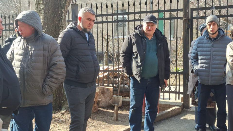 Валентин Левченко: В рамках партийного проекта «Управдом» совместно с первым заместителем Управы Киевского внутригородского района Вячеславом Лаврушко провели встречу с жителями дома 286 по улице Артёма Валентин Левченко: В рамках партийного проекта «Управдом» совместно с первым заместителем Управы Киевского внутригородского района Вячеславом Лаврушко провели встречу с жителями дома 286 по улице Артёма