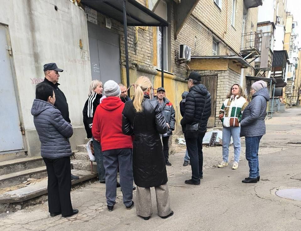 19 марта заместитель руководителя Управы Ворошиловского внутригородского района Администрации городского округа Донецк Денис Григорьев и депутат Донецкого городского совета Лилия Ошурко, встретились с жителями района 19 марта заместитель руководителя Управы Ворошиловского внутригородского района Администрации городского округа Донецк Денис Григорьев и депутат Донецкого городского совета Лилия Ошурко, встретились с жителями района