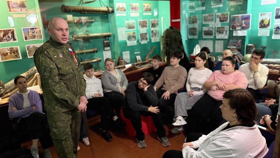 Ветеран-защитник Александр Смирнов провел урок мужества в Харцызске Ветеран-защитник Александр Смирнов провел урок мужества в Харцызске
