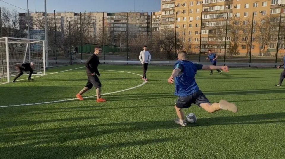 Города-побратимы Петербург и Мариуполь встретились на футбольном поле Города-побратимы Петербург и Мариуполь встретились на футбольном поле