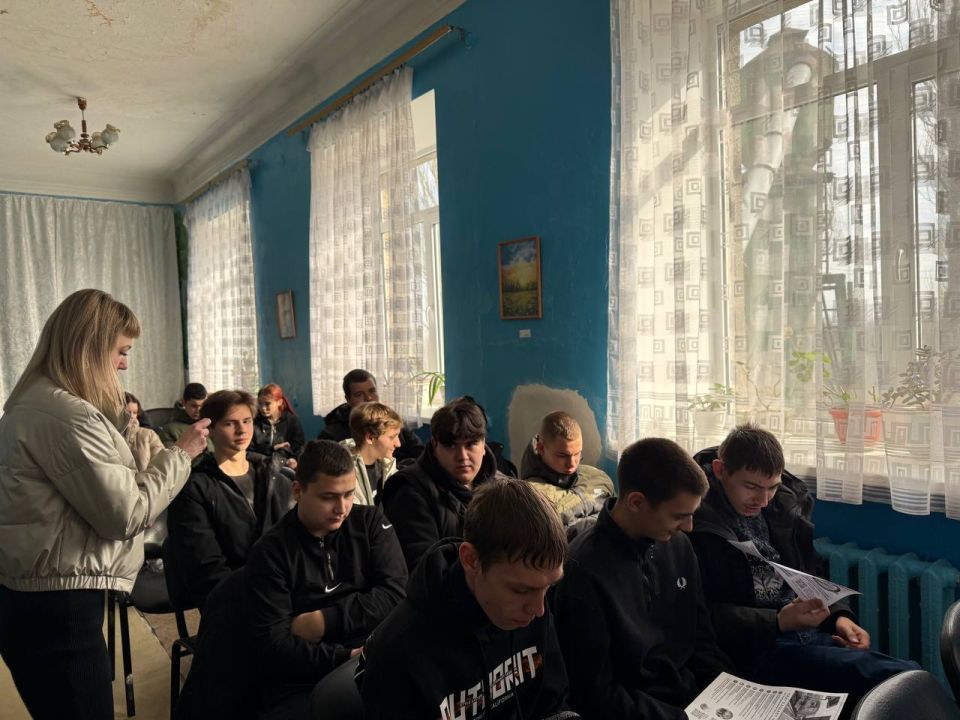 19 марта года инженерами по подготовке кадров локомотивного депо Ясиноватая и Ясиноватской дистанции пути была проведена встреча со студентами ГБПОУ "Ясиноватский строительный техникум транспортного строительства" 19 марта года инженерами по подготовке кадров локомотивного депо Ясиноватая и Ясиноватской дистанции пути была проведена встреча со студентами ГБПОУ "Ясиноватский строительный техникум транспортного строительства"