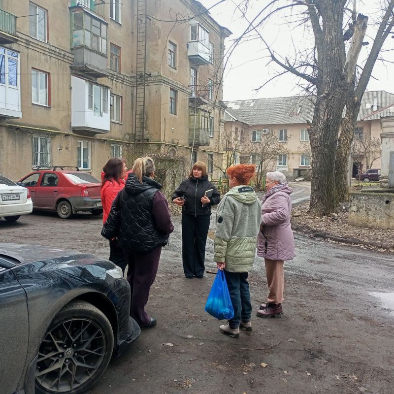 18 марта, в рамках поручения Главы Республики Дениса Пушилина, спикер активист Татьяна Синяговская провела встречу с населением по ул. Депутатская, 157 18 марта, в рамках поручения Главы Республики Дениса Пушилина, спикер активист Татьяна Синяговская провела встречу с населением по ул. Депутатская, 157
