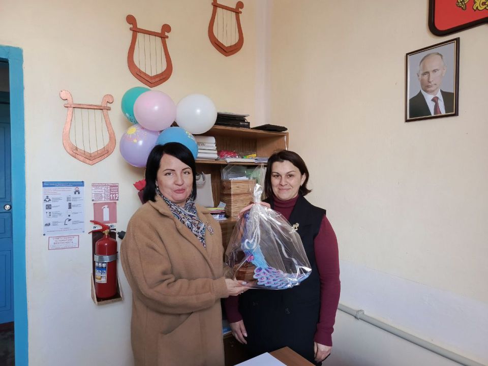 Заместитель главы администрации Волновахского муниципального округа и координатор Женского движения «Единой России» Елена Снисаренко посетила Анадольский сельский дом культуры и провела встречу с его трудовым коллективом Заместитель главы администрации Волновахского муниципального округа и координатор Женского движения «Единой России» Елена Снисаренко посетила Анадольский сельский дом культуры и провела встречу с его трудовым коллективом