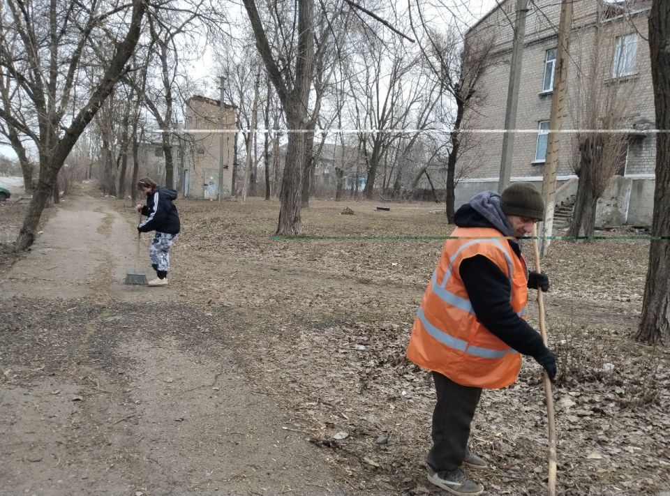 Сегодня, 19 марта в Червоногвардейском районе продолжаются работы по уборке прилегающих территорий силами предприятий, учреждений и организаций в рамках партийного проекта Донбасс — наш дом» Единой России Сегодня, 19 марта в Червоногвардейском районе продолжаются работы по уборке прилегающих территорий силами предприятий, учреждений и организаций в рамках партийного проекта Донбасс — наш дом» Единой России