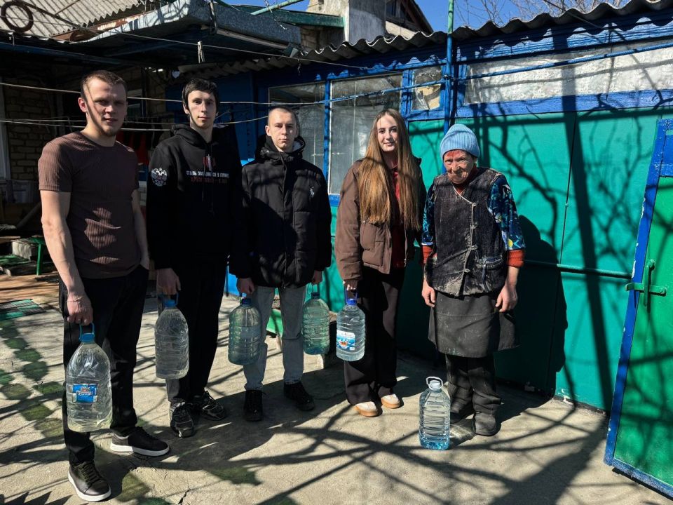 Цепочка добра. Наши #Доброслужащие не сидят сложа руки, а активно помогают тем, кто в этом нуждается! Сектор молодёжной политики отдела молодёжи, спорта и туризма Администрации Старобешевского муниципального округа Донецкой... Цепочка добра. Наши #Доброслужащие не сидят сложа руки, а активно помогают тем, кто в этом нуждается! Сектор молодёжной политики отдела молодёжи, спорта и туризма Администрации Старобешевского муниципального округа Донецкой...