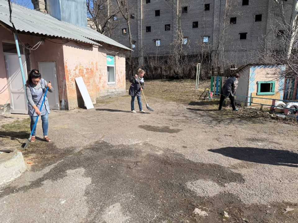 Сегодня, 19 марта в Червоногвардейском районе продолжаются работы по уборке прилегающих территорий силами предприятий, учреждений и организаций в рамках партийного проекта Донбасс — наш дом» Единой России Сегодня, 19 марта в Червоногвардейском районе продолжаются работы по уборке прилегающих территорий силами предприятий, учреждений и организаций в рамках партийного проекта Донбасс — наш дом» Единой России