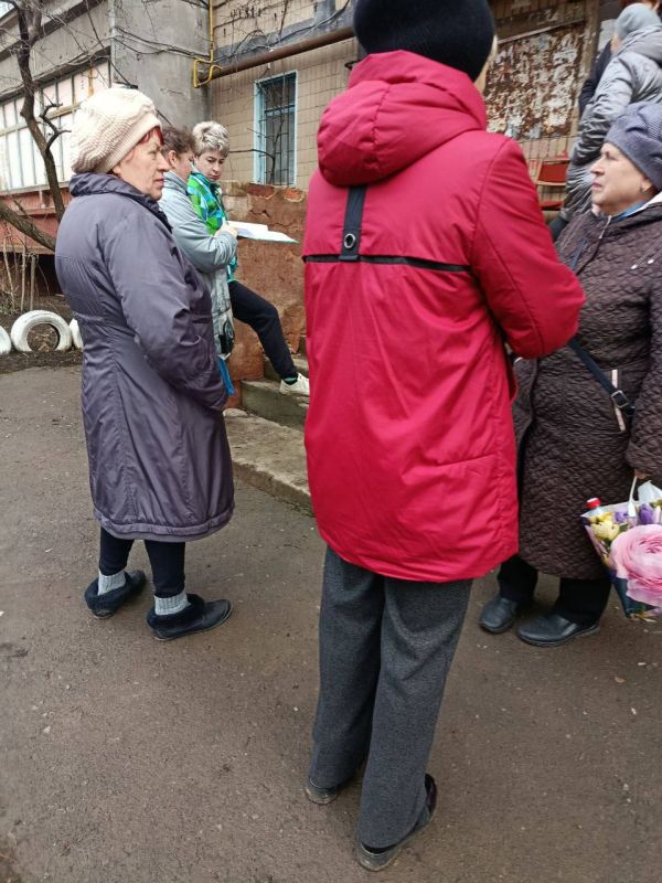Роман Конев: В Никитовском внутригородском районе, в рамках проекта «Управдом» от «Единой России», состоялись встречи представителей Единого регионального фонда управления МКД и Управы с местными жителями Роман Конев: В Никитовском внутригородском районе, в рамках проекта «Управдом» от «Единой России», состоялись встречи представителей Единого регионального фонда управления МКД и Управы с местными жителями