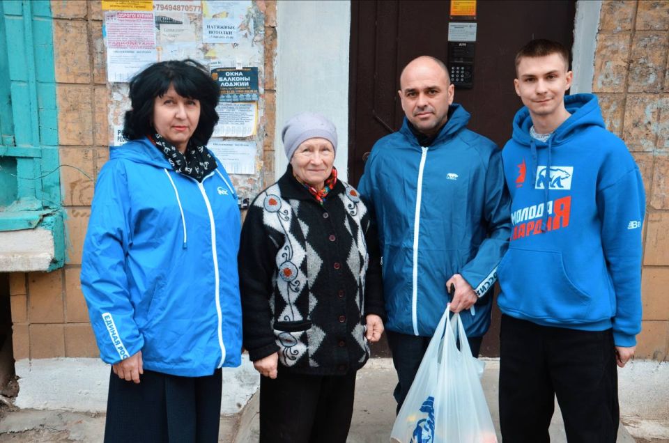 Забота в каждом действии: депутаты «Единой России» поддержали пожилых жителей Тореза Забота в каждом действии: депутаты «Единой России» поддержали пожилых жителей Тореза