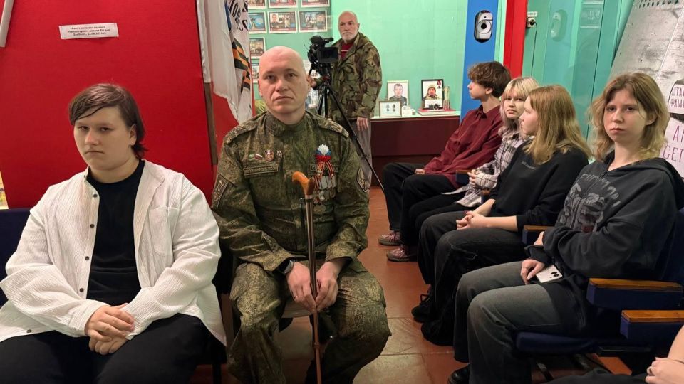 Ветеран-защитник Александр Смирнов провел урок мужества в Харцызске Ветеран-защитник Александр Смирнов провел урок мужества в Харцызске