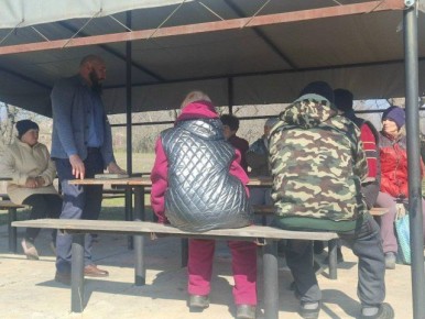 Заместитель главы администрации Амвросиевского муниципального округа Виталий Щуров встретился с жителями с. Мокроеланчик