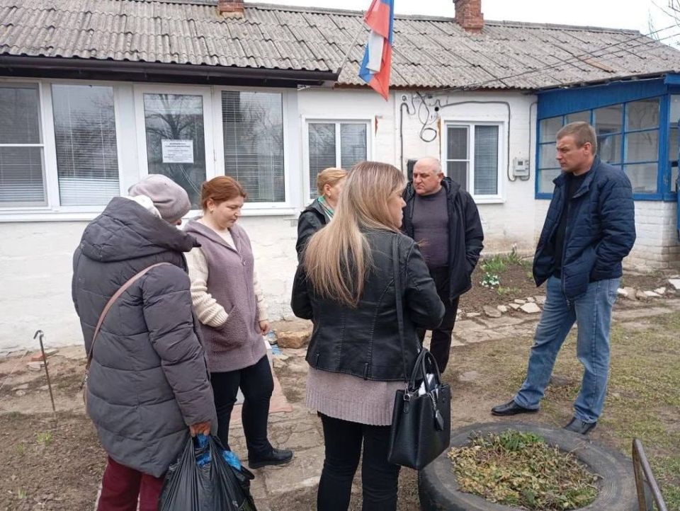 Глава муниципального образования Борис Трима совместно с председателем Мангушского муниципального совета Михаилом Ставруловым и депутатом Александром Трояном посетили село Захарьевка Глава муниципального образования Борис Трима совместно с председателем Мангушского муниципального совета Михаилом Ставруловым и депутатом Александром Трояном посетили село Захарьевка