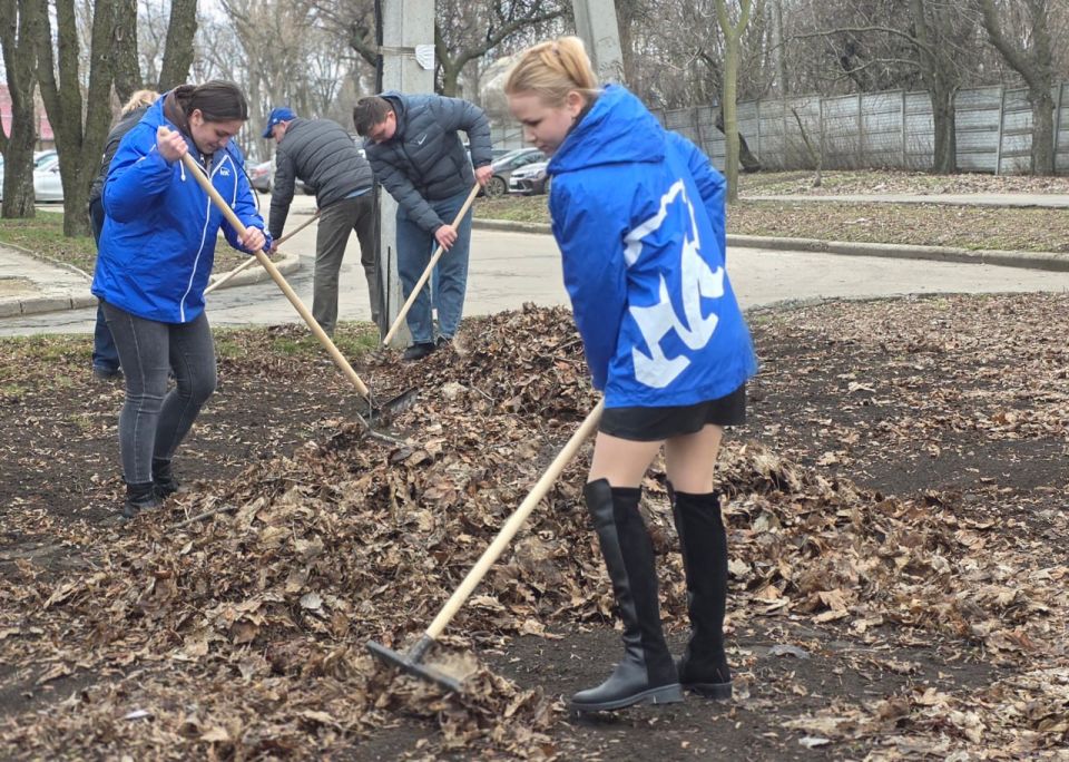 Иван Адамец: Сотрудники управы Куйбышевского района поддержали акцию «Чистый четверг» и привели в порядок свою территорию: собрали прошлогоднюю листву и подготовили газоны к весне Иван Адамец: Сотрудники управы Куйбышевского района поддержали акцию «Чистый четверг» и привели в порядок свою территорию: собрали прошлогоднюю листву и подготовили газоны к весне