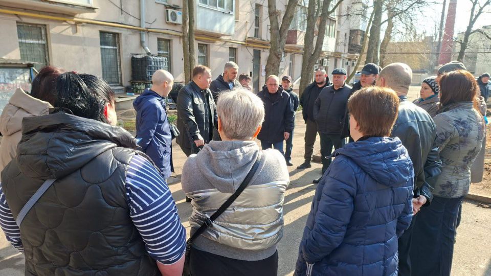 Валентин Левченко: В рамках партийного проекта «Управдом» совместно с первым заместителем Управы Киевского внутригородского района Вячеславом Лаврушко провели встречу с жителями дома 286 по улице Артёма Валентин Левченко: В рамках партийного проекта «Управдом» совместно с первым заместителем Управы Киевского внутригородского района Вячеславом Лаврушко провели встречу с жителями дома 286 по улице Артёма