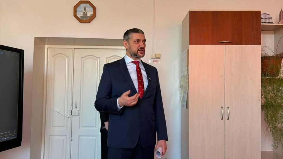 Губернатор Забайкалья провел открытый урок истории для детей из ДНР Губернатор Забайкалья провел открытый урок истории для детей из ДНР