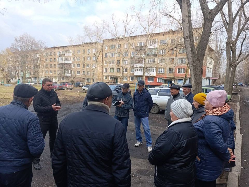 По партпроекту Единой России "Донбасс - наш дом" замглавы администрации Снежного ответил на вопросы жителей пгт Северное По партпроекту Единой России "Донбасс - наш дом" замглавы администрации Снежного ответил на вопросы жителей пгт Северное