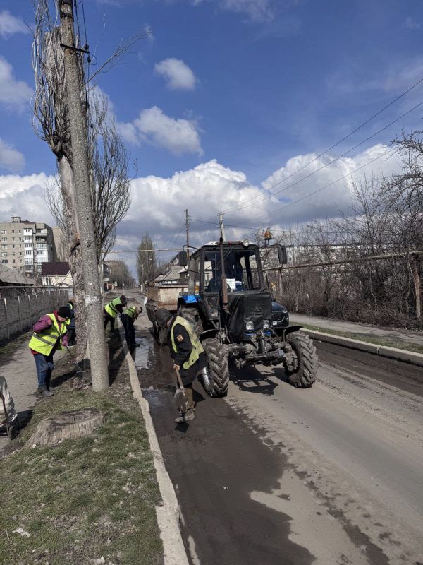 На 19.03.2026г. работниками МУП "ЭКОС" выполнены следующие виды работ: Вывоз мусора по ул. Скрипника. Дорожный смёт и уборка газонов от... На 19.03.2026г. работниками МУП "ЭКОС" выполнены следующие виды работ: Вывоз мусора по ул. Скрипника. Дорожный смёт и уборка газонов от...
