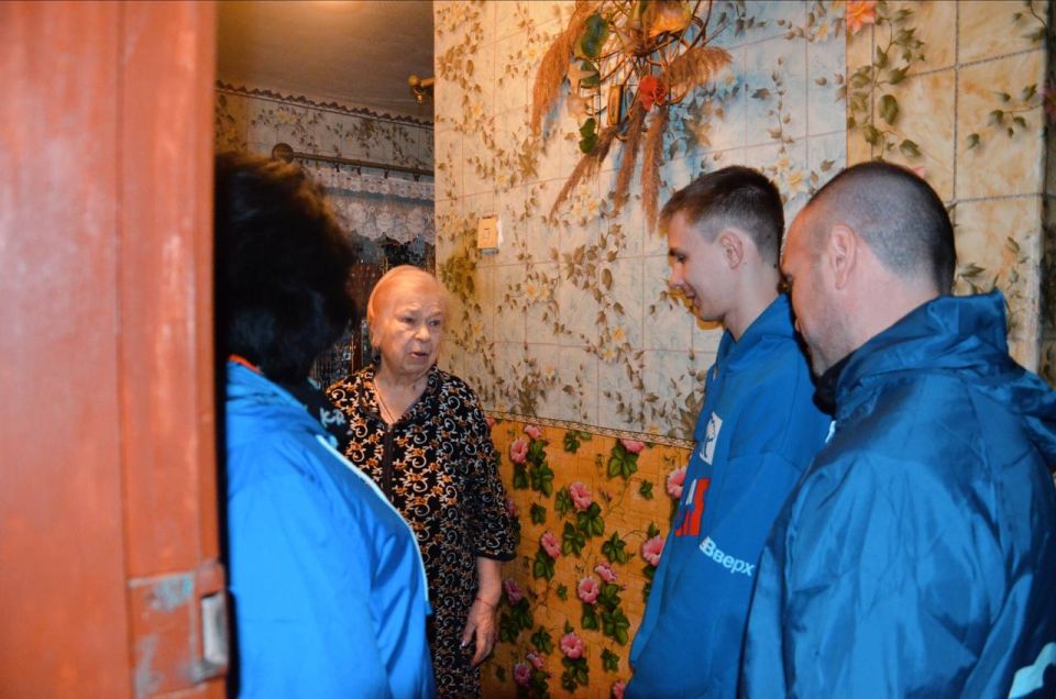 Забота в каждом действии: депутаты «Единой России» поддержали пожилых жителей Тореза Забота в каждом действии: депутаты «Единой России» поддержали пожилых жителей Тореза
