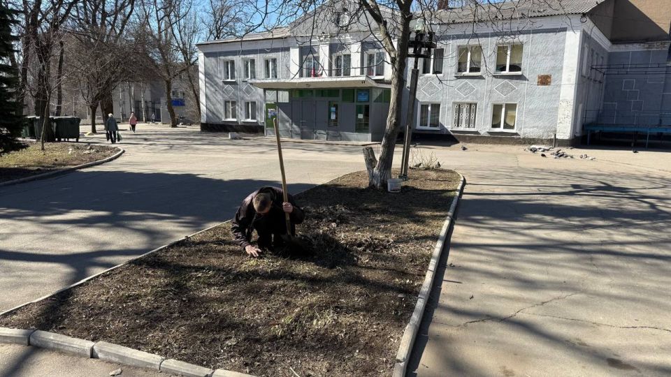 Сегодня, 19 марта в Червоногвардейском районе продолжаются работы по уборке прилегающих территорий силами предприятий, учреждений и организаций в рамках партийного проекта Донбасс — наш дом» Единой России Сегодня, 19 марта в Червоногвардейском районе продолжаются работы по уборке прилегающих территорий силами предприятий, учреждений и организаций в рамках партийного проекта Донбасс — наш дом» Единой России