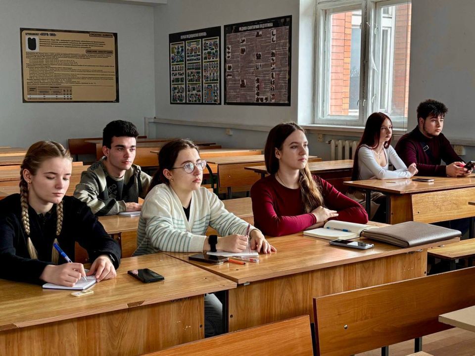 Взгляды Сократа и Платона. В стенах ДГУЮ Минюста России прошло четвертое занятие в рамках нашего проекта «Школа политического лидерства», состоялась лекция, посвященная философским учениям Древней Греции Взгляды Сократа и Платона. В стенах ДГУЮ Минюста России прошло четвертое занятие в рамках нашего проекта «Школа политического лидерства», состоялась лекция, посвященная философским учениям Древней Греции