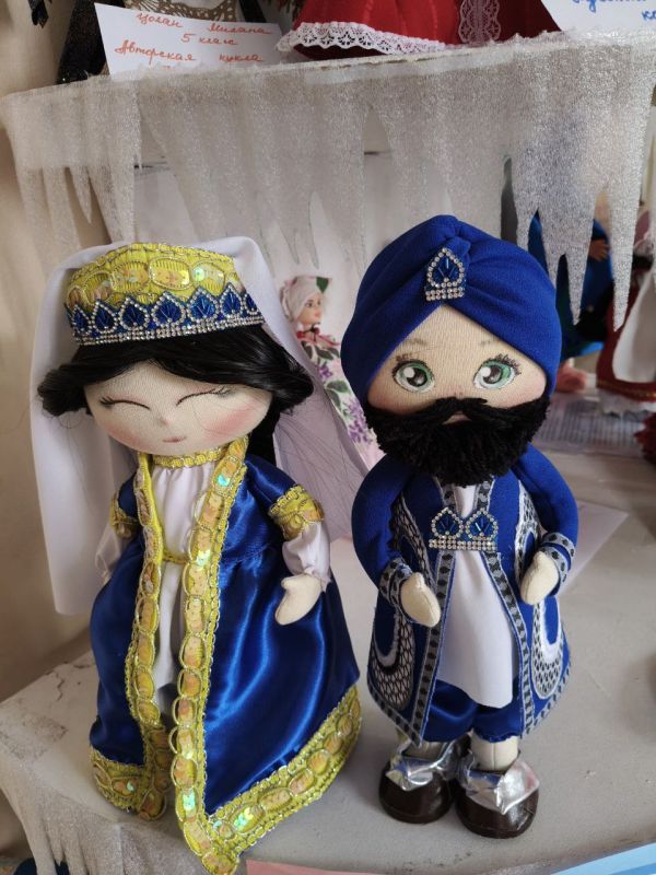 Сергей Желновач: Парад кукол в народных костюмах Сергей Желновач: Парад кукол в народных костюмах
