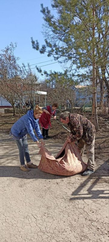Сегодня, 19 марта в Червоногвардейском районе продолжаются работы по уборке прилегающих территорий силами предприятий, учреждений и организаций в рамках партийного проекта Донбасс — наш дом» Единой России Сегодня, 19 марта в Червоногвардейском районе продолжаются работы по уборке прилегающих территорий силами предприятий, учреждений и организаций в рамках партийного проекта Донбасс — наш дом» Единой России