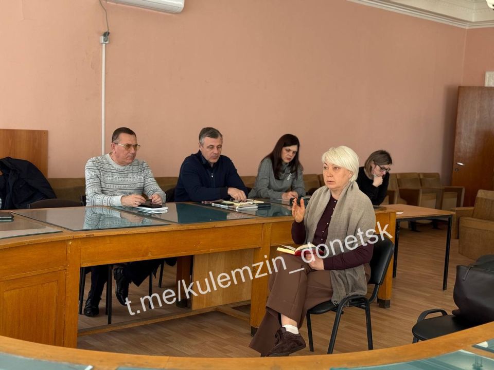 Сегодня первый заместитель главы администрации г.о. Донецк Виктор Моисеенков провёл приём граждан в общественной приёмной Донецкого городского местного отделения партии «Единая Россия» Сегодня первый заместитель главы администрации г.о. Донецк Виктор Моисеенков провёл приём граждан в общественной приёмной Донецкого городского местного отделения партии «Единая Россия»