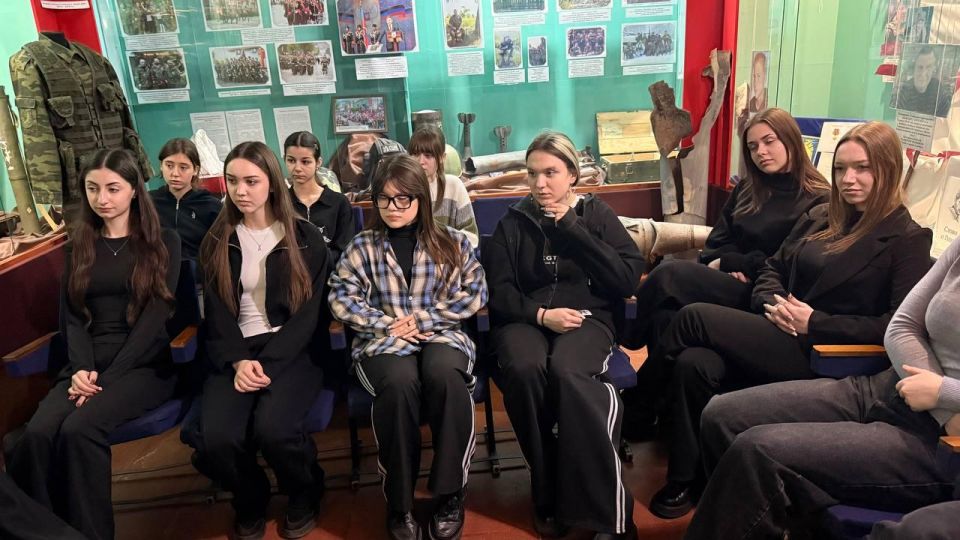 Ветеран-защитник Александр Смирнов провел урок мужества в Харцызске Ветеран-защитник Александр Смирнов провел урок мужества в Харцызске