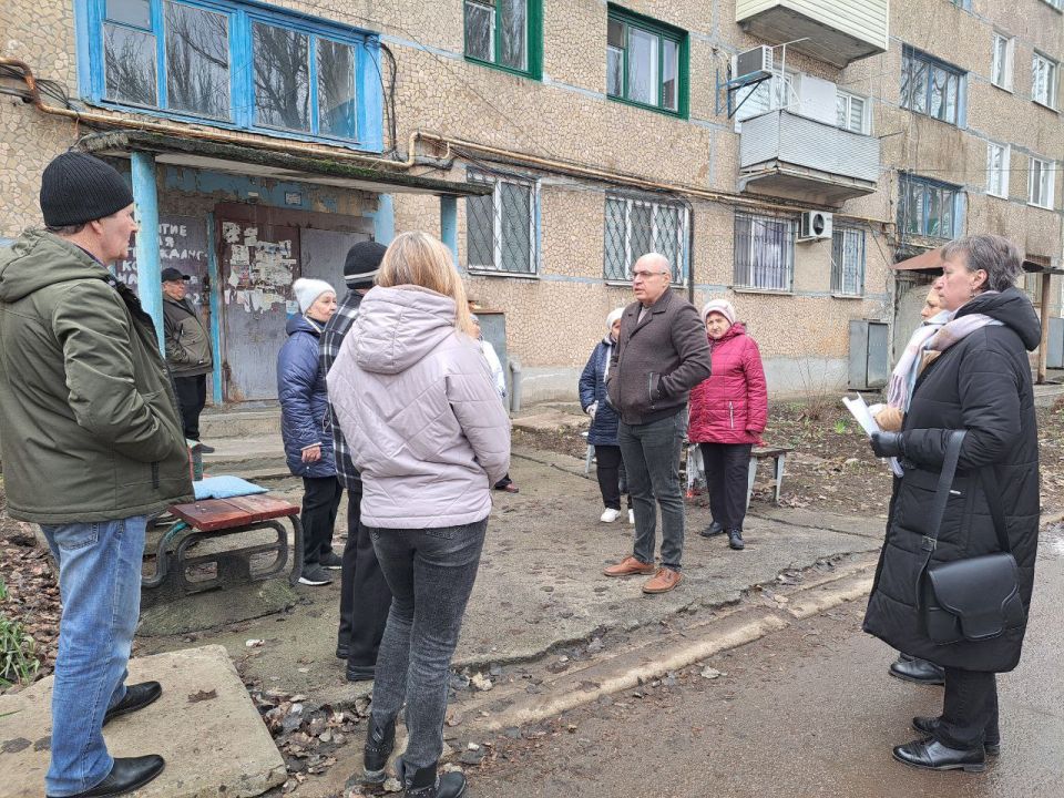 Сегодня, 19 марта 2026 года, первый заместитель главы администрации городского округа Дебальцево Максим Владимирович Вельма провел встречу с населением в городе Светлодарск Сегодня, 19 марта 2026 года, первый заместитель главы администрации городского округа Дебальцево Максим Владимирович Вельма провел встречу с населением в городе Светлодарск