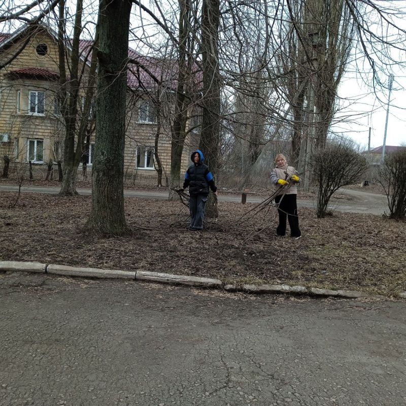 Сегодня, 19 марта в Червоногвардейском районе продолжаются работы по уборке прилегающих территорий силами предприятий, учреждений и организаций в рамках партийного проекта Донбасс — наш дом» Единой России Сегодня, 19 марта в Червоногвардейском районе продолжаются работы по уборке прилегающих территорий силами предприятий, учреждений и организаций в рамках партийного проекта Донбасс — наш дом» Единой России