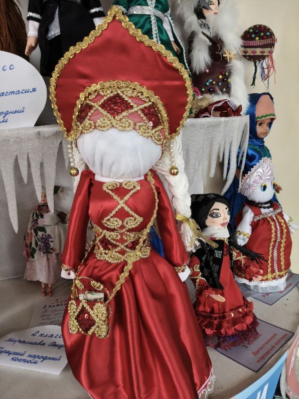 Сергей Желновач: Парад кукол в народных костюмах Сергей Желновач: Парад кукол в народных костюмах